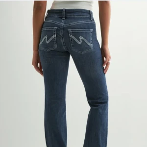 Nelly jeans - Säljer mina mörkblåa jeans från Nelly med vita sömmar. Lite slitna nertill.