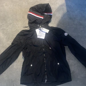 Svart vindjacka från Moncler med huva - Helt ny storlek S 