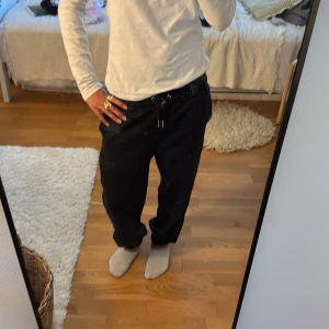 Svarta mjukisbyxor med snörning - Säljer ett par jätte mysiga oanvända mjukis byxor för lågt pris! Dom är väldigt väldigt mjuka mot huden och stretchiga vid midjan. Lappen klippte jag av när jag köpte dom men storleken är ungefär xs-s. Kom med prisförslag och frågor! 💕🌸