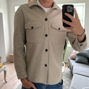 Overshirt beige  - Galet snygg och i utmärkt skick, skriv vid funderingar 🙌