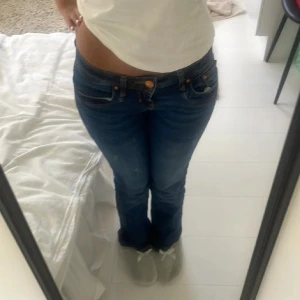 Blå bootcut jeans med låg midja - Säljer ett par  blå bootcut ltb jeans, skit snygga men har inte så mycket andvänding av dem då de är börjar bli lite små. VÄLDIGT bra skick. Som nytt. Köpte för 999kr. Pris går självklart att diskutera💓💓kan posta samma kväll 