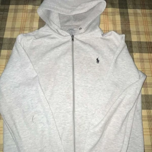 Ralph Lauren Grey Sweatshirt- Mycket bra skick - Äkta raulph Lauren Sweatshirt i den klassiska gråa färgen. Passar sjukt fint med dina favorit plagg. Klassisk och stilren! Kan mötas upp i Skåne, annars fraktar jag samma dag.