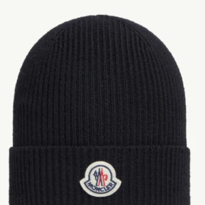 Moncler svart beanie - Väldigt skön svart moncler beanie, nästan helt ny.
