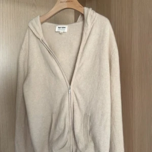 Soft Goat zip up hoodie - Några små hål men inget som syns när man har på sig den. Annars i nyskick