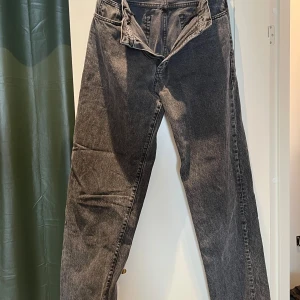 Svarta jeans i rak modell, Organic - Snygga svarta jeans från Organic i rak modell med klassisk femficksdesign. Jeansen har en tvättad look och är tillverkade i bomull. Perfekta för dig som gillar en enkel och stilren vibe.