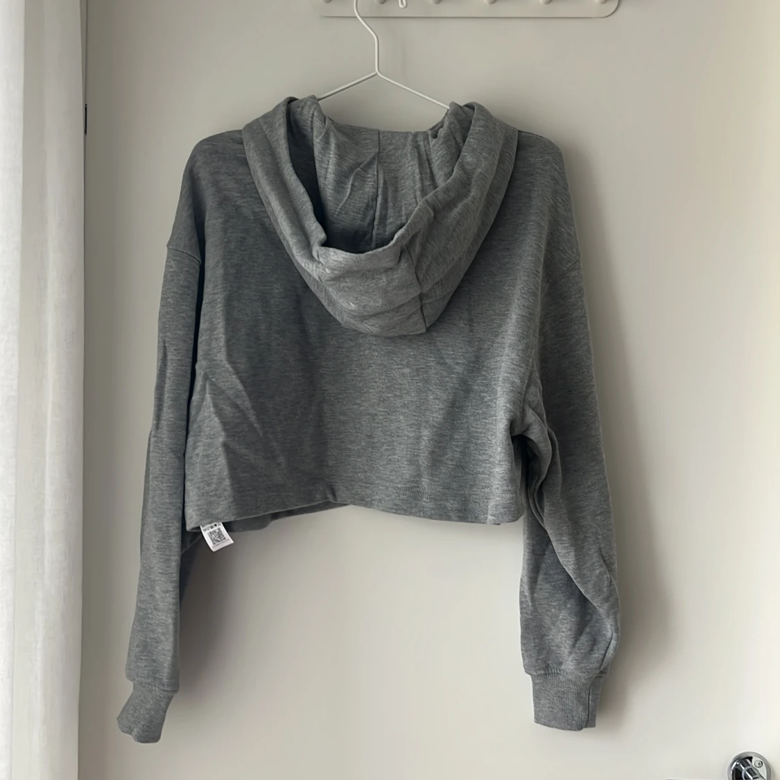 Grå croppad hoodie från ASOS 4505 - 1