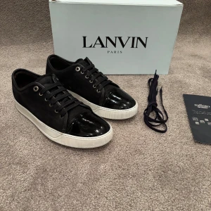 Lanvin Captoe  - Hej! Säljer nu dessa väldigt populära och eftertraktade lanvin skorna! Storlek UK 7 vilket motsvarar 41-42 i EU storlek! Skick 9/10 skorna är dock målade med skokräm, Inget OG medföljer, Ny pris= 5000 kr Säljs för= 2599 kr! Kvitto finns 