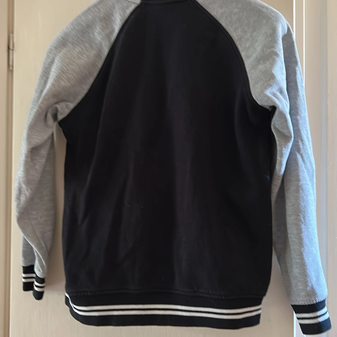 Svart och grå bomberjacka med emblem - 4