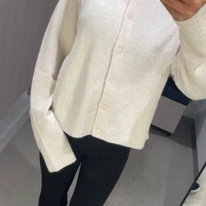 Beige stickad kofta med knappar - Säljer en jätte fin mjuk bege kofta aldrig använt den, pris kan diskuteras ❤️de är storlek M men passar jätte bra som har S💕köpt för 399kr 