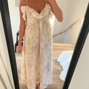 Blommig långklänning med volang - Supersöt populär klänning! (Jag är 167 lång)