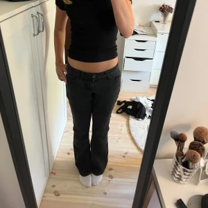 lågmidjade svarta jeans - svarta jeans med låg midja från Vero Moda. Storlek XS, längd 30. Säljer då de är för korta för mig💕
