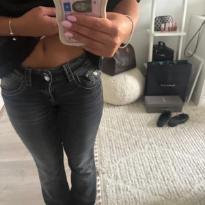 Mörk grå jeans från Gina Tricot - Snygga mörk grå jeans från Gina Tricot Young  i storlek 158. De har en låg midja och är bootcut!