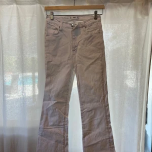 Vita jeans från MNG - Super fräscha jeans men får tyvärr ingen användning för dem längre ❤️‍🔥