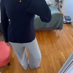 Figursydd tröja  - En marinblå figursydd tröja från Zara💙💙