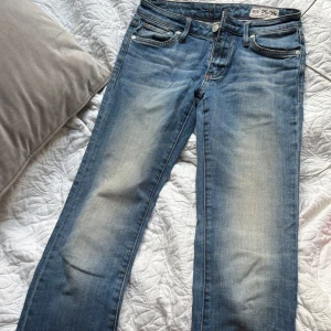 Crocker Pep! Bootcut jeans blå 25/35 - Sååå snygga blå bootcut jeans från Crocker i modellen ” Pep! Boot” . Jeansen har femficksdesign, låg midja och lite ljusa slitningar framtill! 