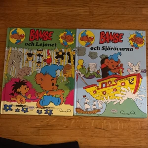 Bamse och Lejonet / Bamse och Sjörövarna - Två färgglada Bamse-böcker fyllda med spännande äventyr och roliga karaktärer. Perfekta för dig som gillar tecknade serier och vill följa Bamse och hans vänner på nya upptåg i djungeln och till sjöss.