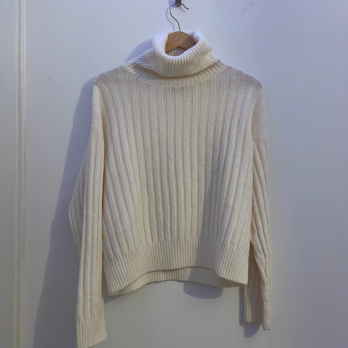 Vit ribbad polotröja från Mango