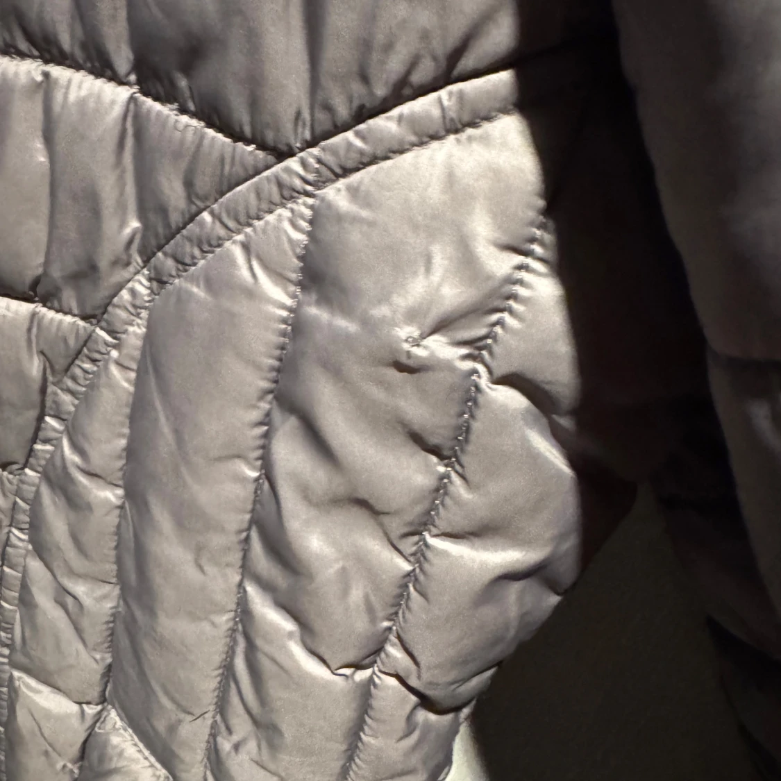 Grå quiltad pufferjacka från Guess - 3