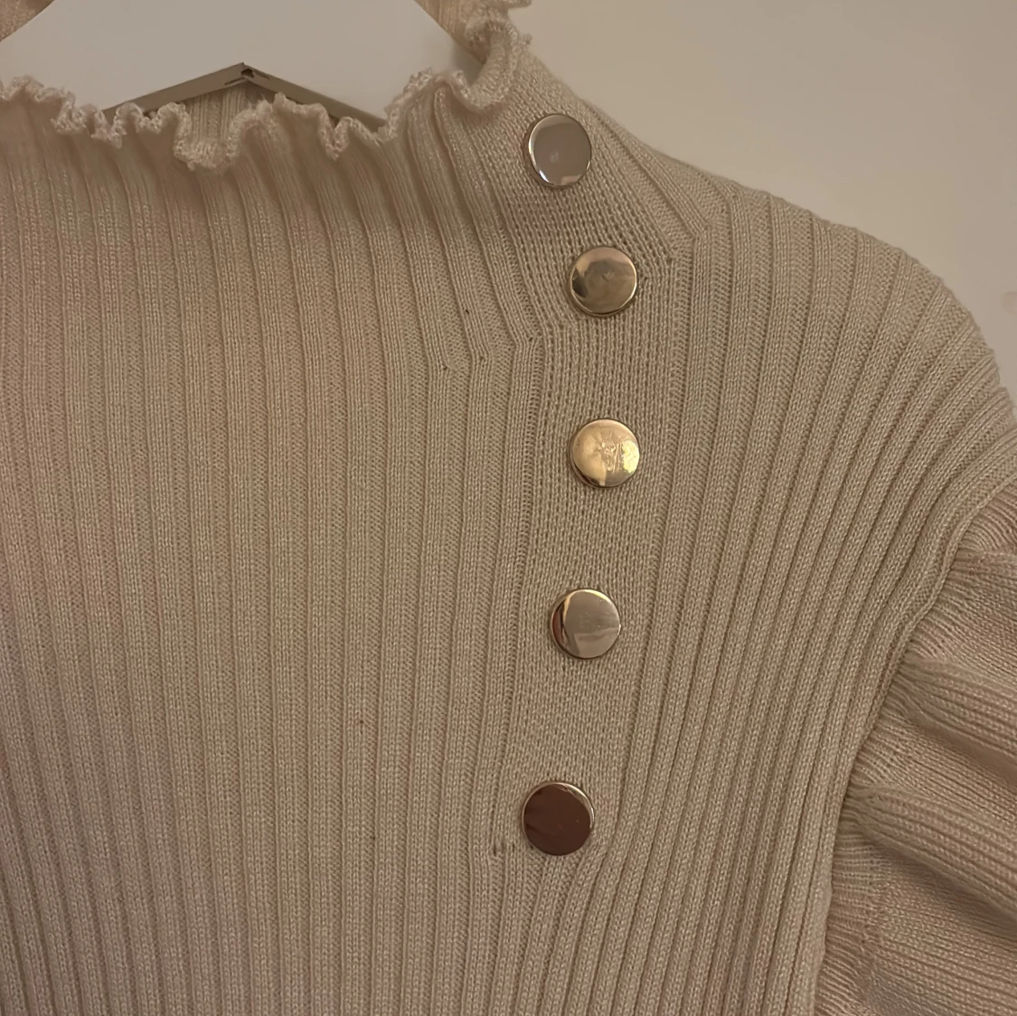 Beige ribbad blus med volang från raglady  - 1