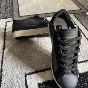Golden goose - Säljer ett par GGDB/SSTAR. Fetta skor jag har använt dom kanske 2-3 gånger så dom är helt nya och snälla inga oseriösa människor tack priset kan lite diskutera om  
