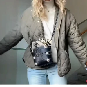 Zara quiltad jacka - Jätte fin zara jacka med inbyggd luva man kan ta bort🤩🤩