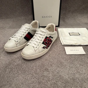 Gucci Ace ”Snake”  - Hej! Säljer nu dessa väldigt populära och sällsynta Gucci Ace Skorna! Storlek UK 8 vilket motsvarar 42-43! Skick 9/10, ny pris= 9500 kr, Säljs för 2599 kr! OG tillkommer vid köp (Box och kort)! Kvitto finns 