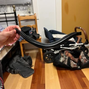 Svart pannband - Säljer ett svart läder pannband i nyskick, passar till allt.