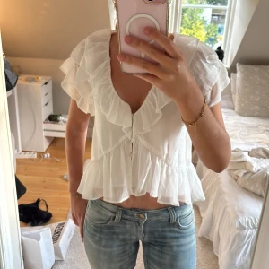 Vit volangblus från Nelly - Jättefin blus från Nelly. 