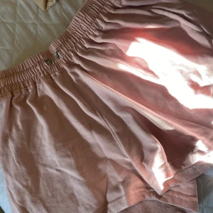 mjukis shorts  - rosa mjukis shorts. saknar snören. 