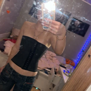 Svarta jeans med röda detaljer - Snygga svarta jeans med coola röda dragkedjor på framfickorna och unika sömmar på både fram- och bakfickor. Jeansen har en klassisk femficksdesign och raka ben. Perfekta för dig som vill sticka ut lite extra.