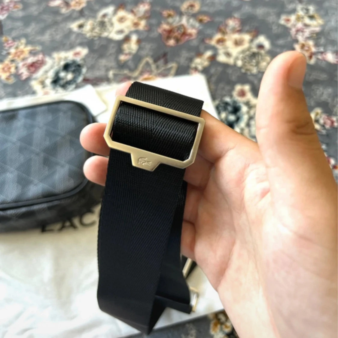 Svart axelväska från Lacoste - 4