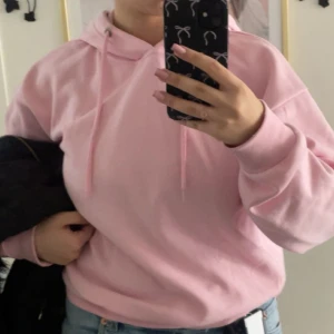 Ljusrosa hoodie från 157, XS - Säljer en ljusrosa hoodie från Lager 157 i storlek XS. Tröjan har huva med snörning, ribbade muddar och är tillverkad i mjuk bomullsmix. Den är skön och perfekt för hösten/vintern! Den är i extremt bra skick o använd få gånger! Priset går att diskutera! ☺️