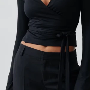 Wrap top🤍 - Säljer denna svart omlottopp från Gina helt oanvänd 