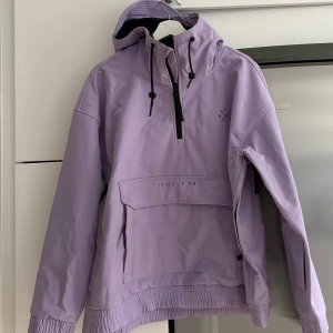 Jacka från Dope - Hej!  Säljer min lila dope jacka i storlek L, använt fåtal gånger så väldigt bra skick. Passar även om man har mindre storlek men vill ha med oversized🤩