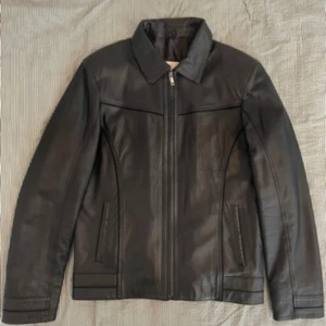 Svart skinnjacka äkta - Svart skinnjacka från Sevinson, tillverkad i äkta läder. köpt på vinted men var tyvärr för stor för mig