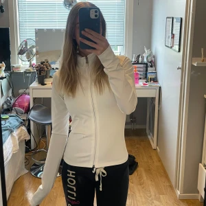 vit tränings zipup nelly - vit tränings tröja / zipup från nelly i storlek S. Supersnygg, säljer då jag tycker den är liite för stor (har oftast XS). Har en liten beige fläck på högra ärmen (se sista bild). Skriv för mer information! :) Pris kan alltid diskuteras!