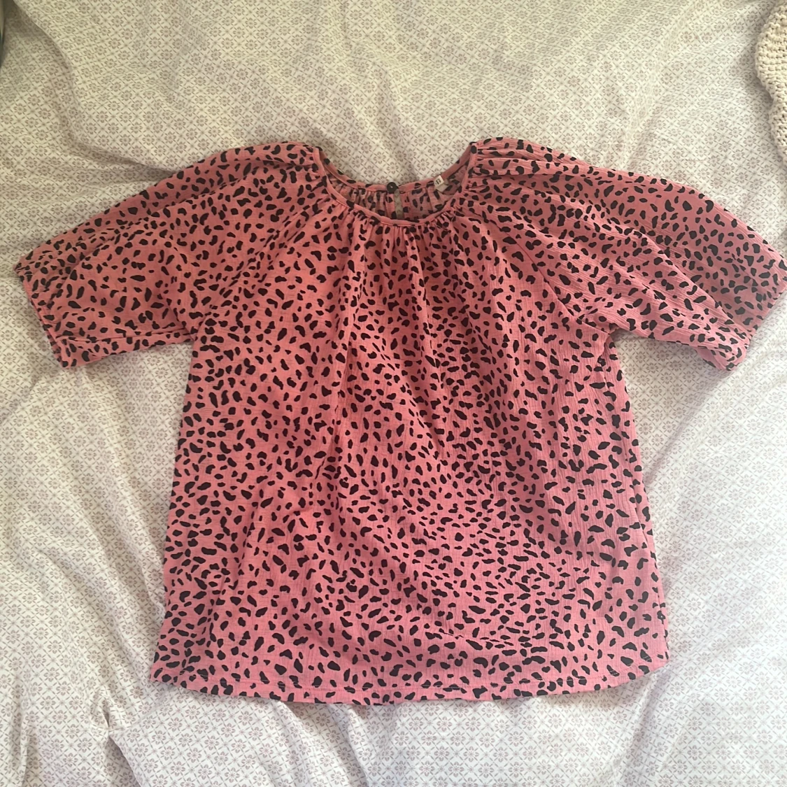 Rosa leopardmönstrad blus