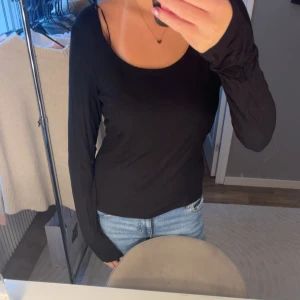 Långärmad tröja  - Svart långärmad tröja, använd men fint skick💕 Strl L men upplever den lite mindre, jag har S i vanliga fall