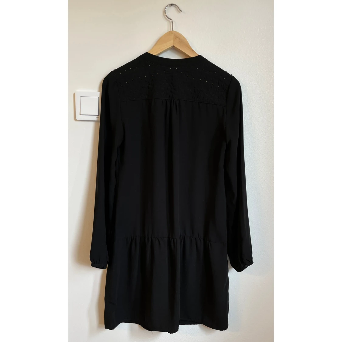 Svart klänning med små pärlor från Promod - 1