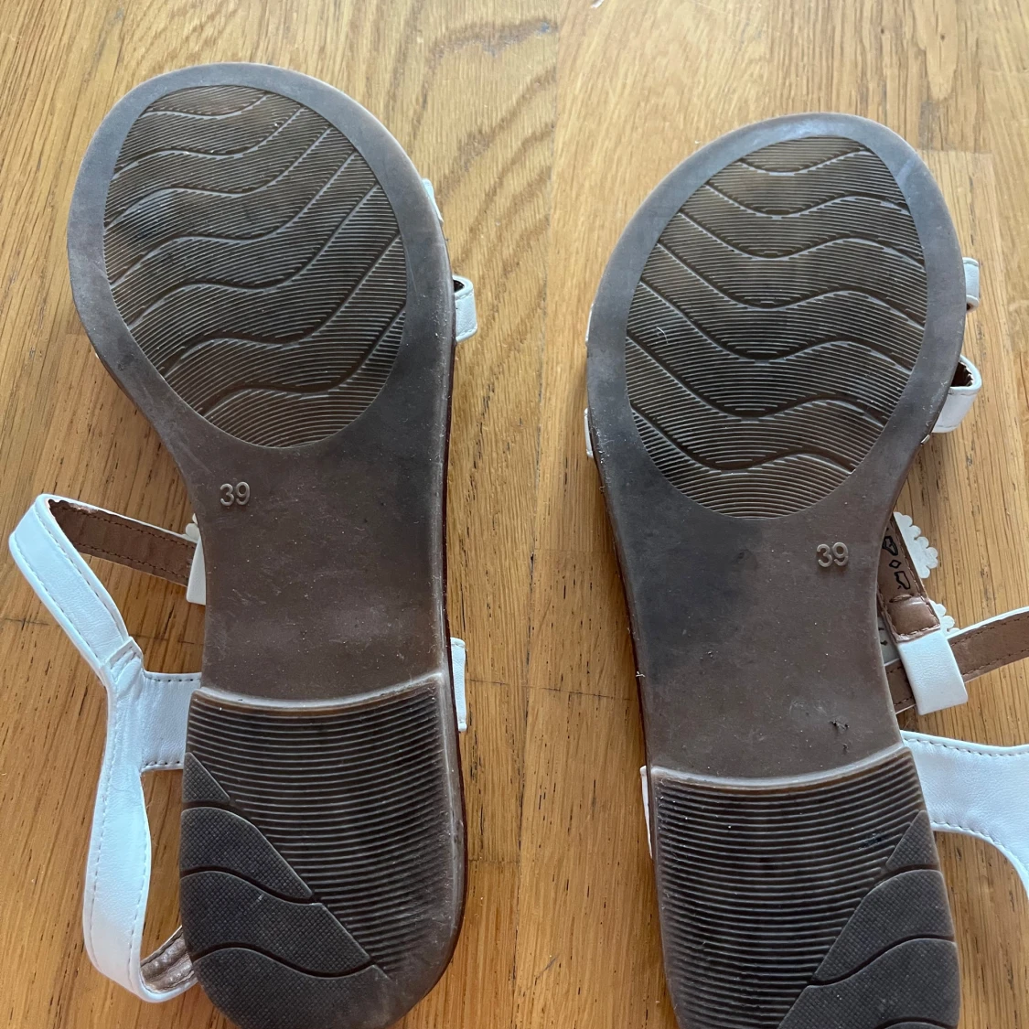 Vita sandaler med pärldetaljer