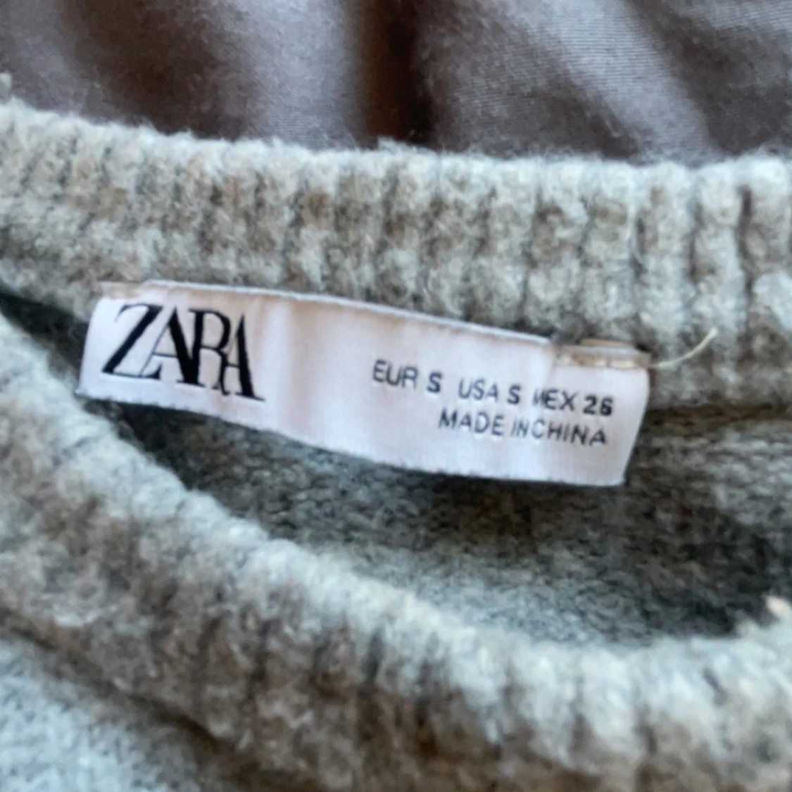 Grå stickad t-shirt från Zara - 2