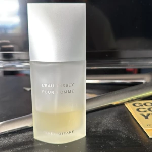 L'Eau d'Issey Pour Homme parfym - Fräsch och stilren herrparfym från Issey Miyake. Flaskan är matt och frostad i glas med silverfärgad text och lock. Doften är citrusfräsch och maskulin, perfekt för dig som gillar klassiska och rena toner.