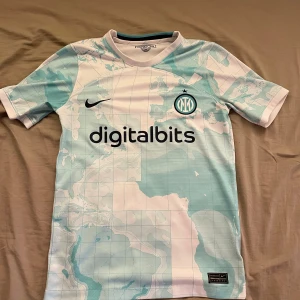 Inter Milan bortatröja 2022/23 Nike - Inter Milans bortatröja 2022/23 från Nike. Använd 5, 6 gånger och den är mycket bra skick. Storlek 164, killar. Pris kan diskuteras. Skickar inom 1-3 dagar