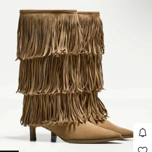 Fringe boots - Supersnygga boots med fransar från bershka. Passade tyvärr inte på min fot. Inga tecken på användning och lapp sitter kvar. Pris kan diskuteras!🩷
