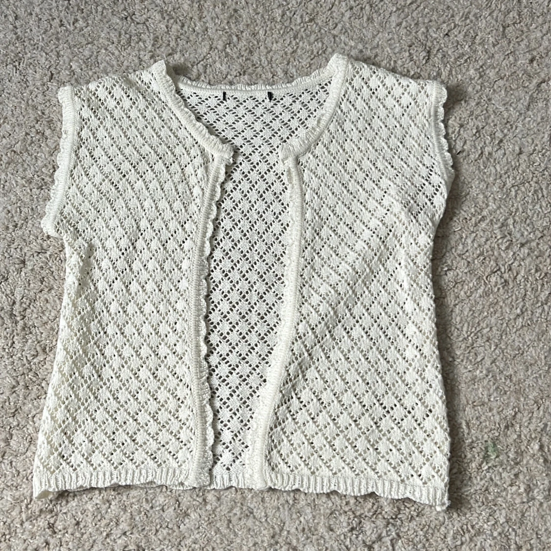 Vit stickad bolerotopp med spetskant