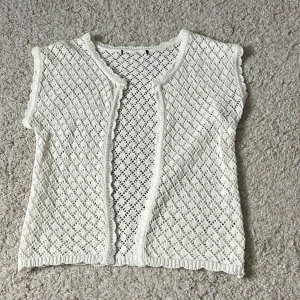 Vit stickad bolerotopp med spetskant - Supersöt vit stickad bolerotopp med korta ärmar. Perfekt att slänga över ett linne för en chill och trendig look. Har klippt bort lappen så vet tyvärr inte vart den är ifrån❤️