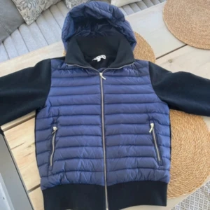 LeVon Cardigan  - Längd 63 bredd 48 med krage 66 längd. Storlek Xs, Cardigan ordinarie för 1299kr 