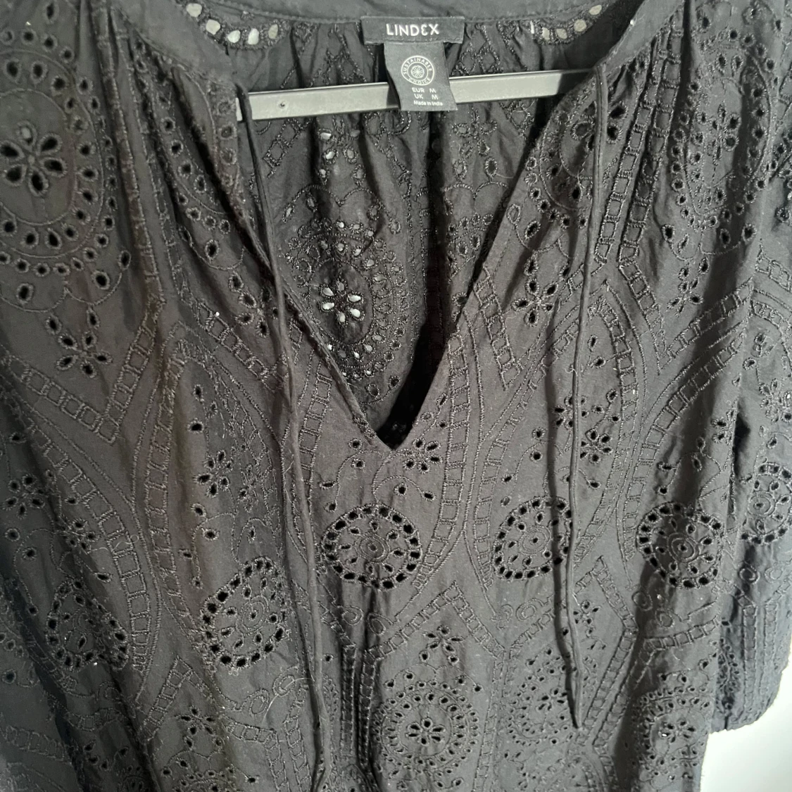 Svart broderad klänning från Lindex - 3