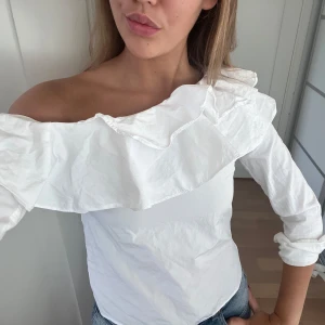Vit volang topp - Jättesnygg vit one shoulder volang top! Inga defekter alls!💗💗