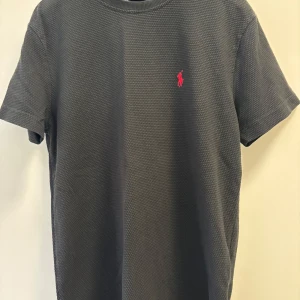 Ralph Lauren Tröja - svart - S - Prisförslag - Väldig snygg Piké från Ralph Lauren som passar fint med jeans.                                                               Storlek: M, slim fit.                                                         Pris kan diskuteras vid snabbafärr